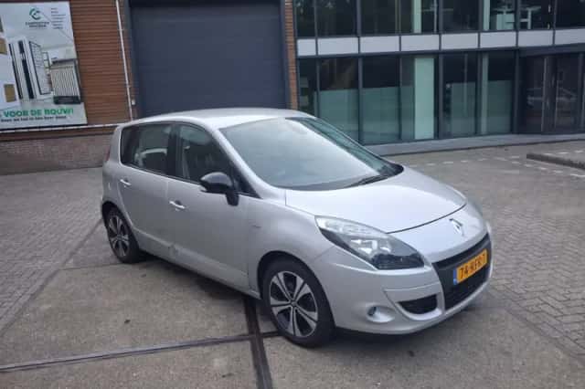 Renault Scénic (2011) thumbnail 2
