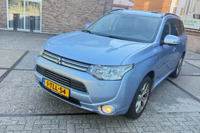 Mitsubishi Outlander (2014) thumbnail 2