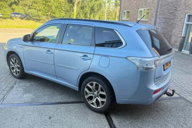 Mitsubishi Outlander (2014) thumbnail 3
