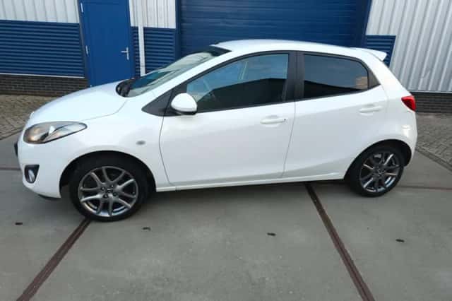 Mazda 2 (2013) thumbnail 2
