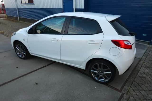 Mazda 2 (2013) thumbnail 3
