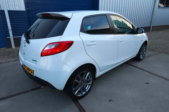 Mazda 2 (2013) thumbnail 5