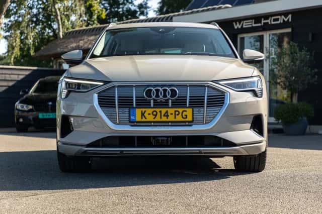 Audi e-tron (2019) thumbnail 5
