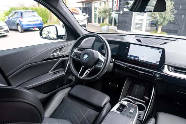BMW iX1 (2025) thumbnail 2