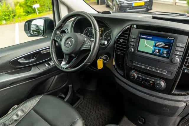 Mercedes-Benz Vito (2021) thumbnail 2