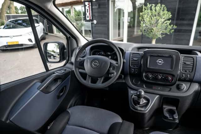Opel Vivaro (2015) thumbnail 2