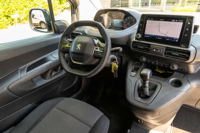 Peugeot Partner (2022) thumbnail 2