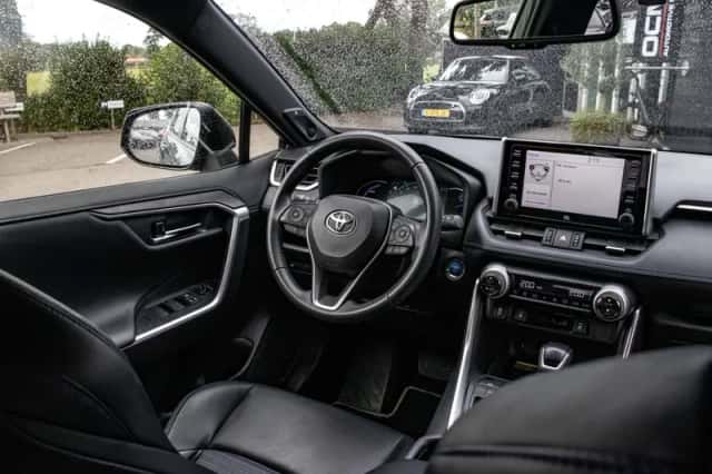 Toyota RAV4 (2021) thumbnail 2