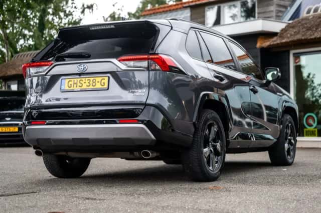 Toyota RAV4 (2021) thumbnail 3