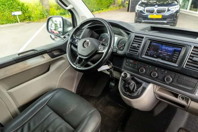 Volkswagen Transporter (2016) thumbnail 2