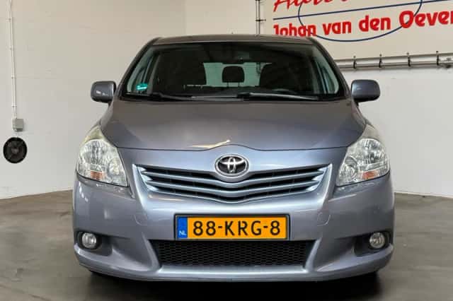 Toyota Verso (2010) thumbnail 2