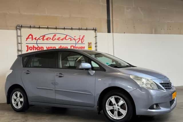 Toyota Verso (2010) thumbnail 3