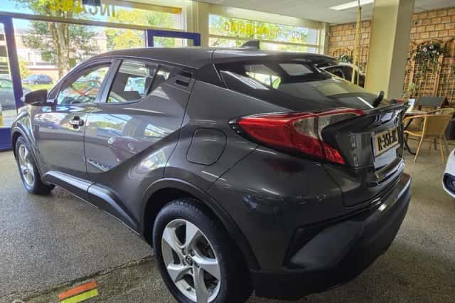 Toyota C-HR (2017) thumbnail 5