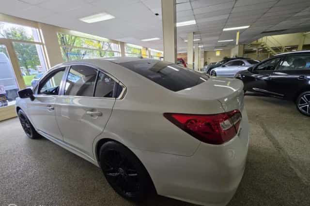 Subaru Legacy (2015) thumbnail 6
