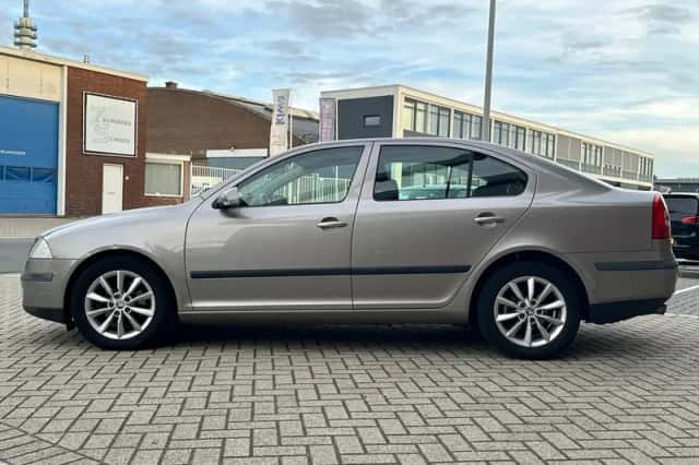 Škoda Octavia (2008) thumbnail 5