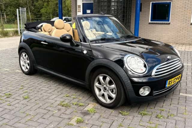 MINI Cabrio (2009) thumbnail 2