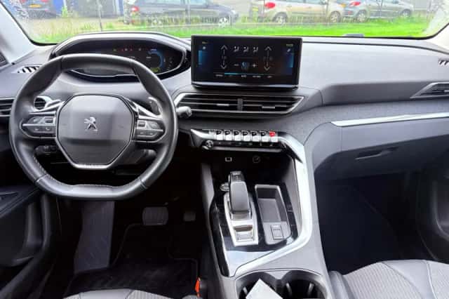 Peugeot 3008 (2022) thumbnail 2