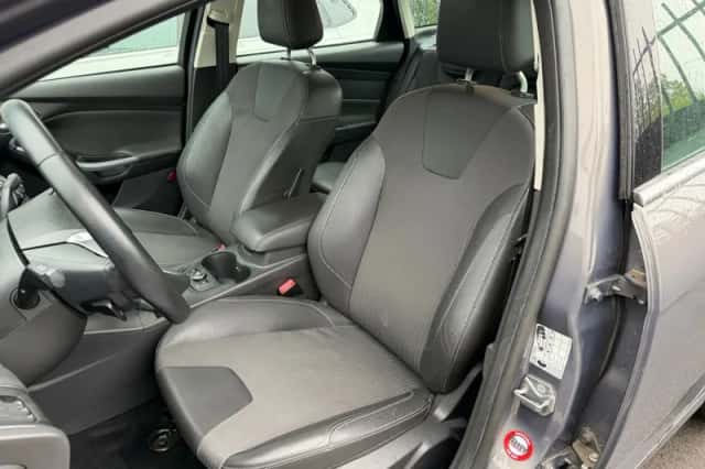 Ford Focus (2011) thumbnail 2