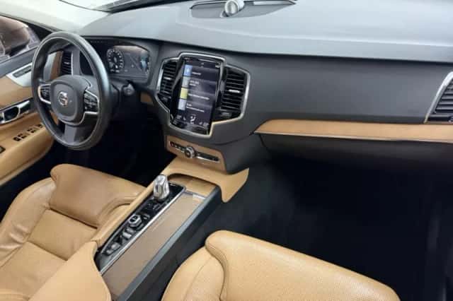 Volvo XC90 (2015) thumbnail 2