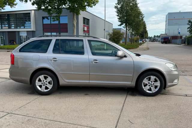 Škoda Octavia (2010) thumbnail 4
