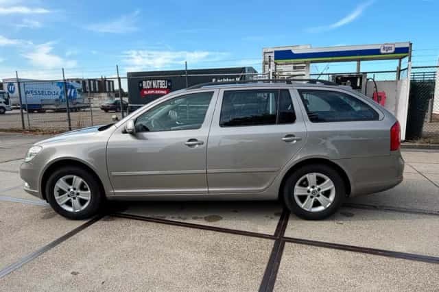 Škoda Octavia (2010) thumbnail 5
