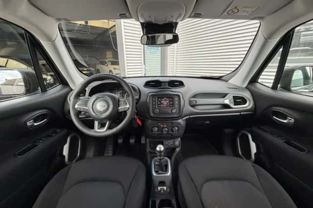 Jeep Renegade (2021) thumbnail 6