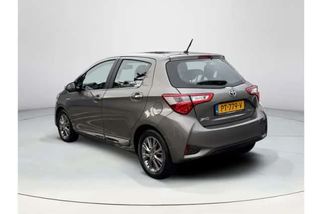 Toyota Yaris (2017) thumbnail 3
