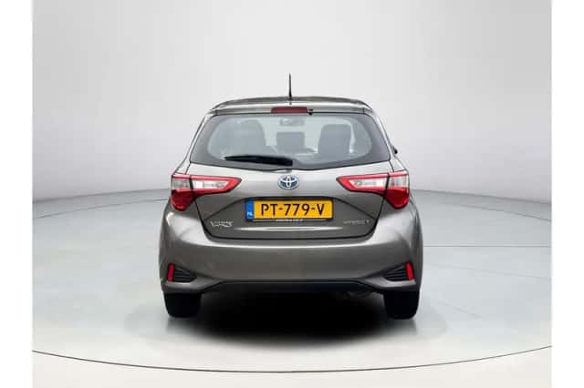Toyota Yaris (2017) thumbnail 4