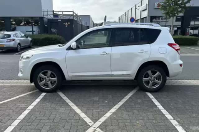 Toyota RAV4 (2012) thumbnail 2