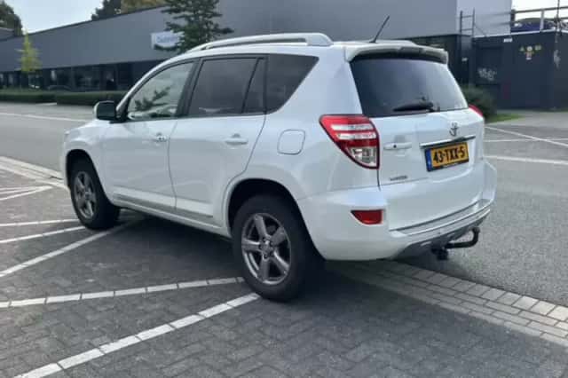 Toyota RAV4 (2012) thumbnail 3
