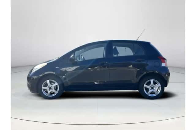 Toyota Yaris (2010) thumbnail 2