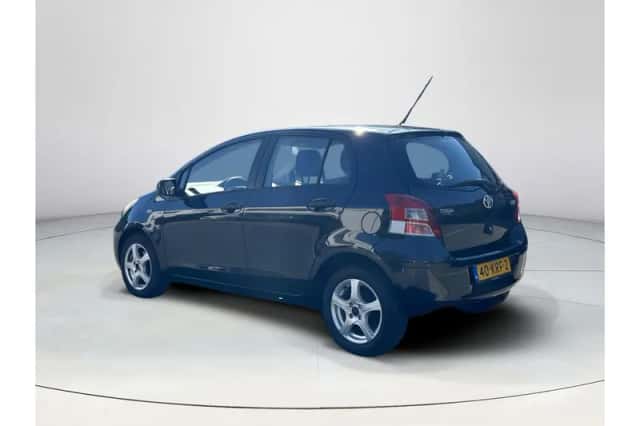 Toyota Yaris (2010) thumbnail 3