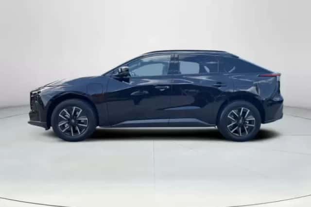 Toyota bZ4X (2026) thumbnail 2