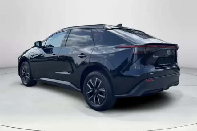 Toyota bZ4X (2026) thumbnail 3