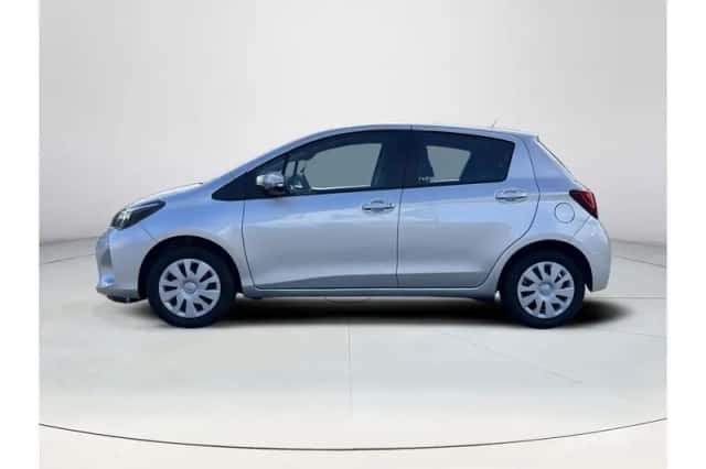 Toyota Yaris (2016) thumbnail 2