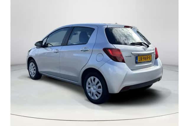 Toyota Yaris (2016) thumbnail 3