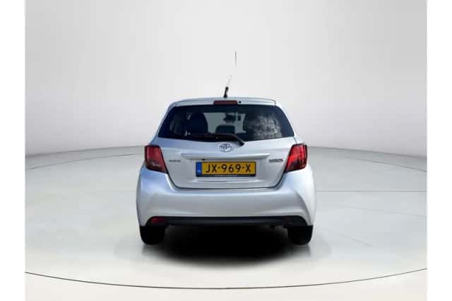 Toyota Yaris (2016) thumbnail 4