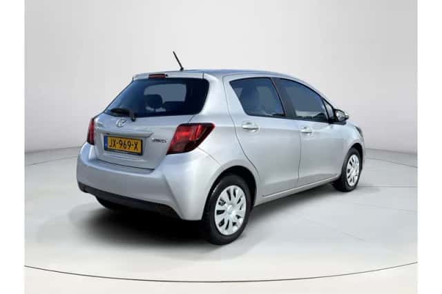 Toyota Yaris (2016) thumbnail 5