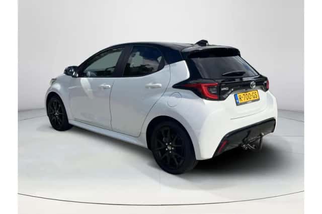Toyota Yaris (2022) thumbnail 3