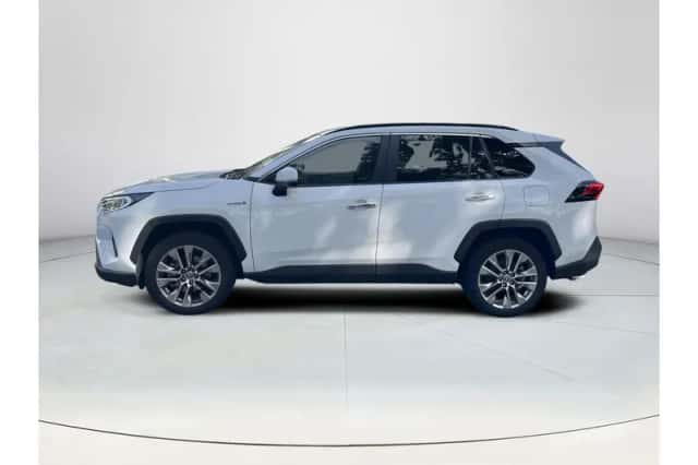 Toyota RAV4 (2021) thumbnail 2