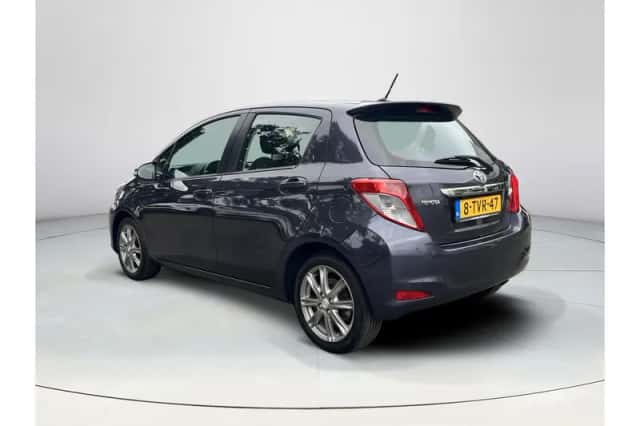 Toyota Yaris (2012) thumbnail 3