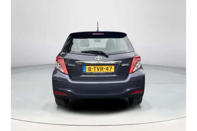 Toyota Yaris (2012) thumbnail 4