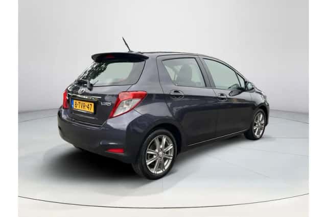 Toyota Yaris (2012) thumbnail 5
