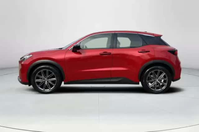Lexus LBX (2024) thumbnail 2