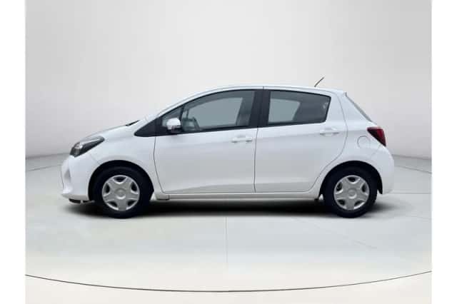 Toyota Yaris (2015) thumbnail 2