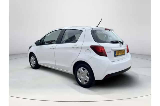 Toyota Yaris (2015) thumbnail 3