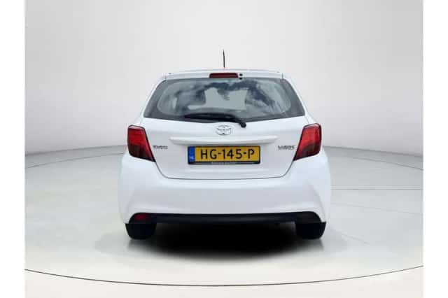 Toyota Yaris (2015) thumbnail 4