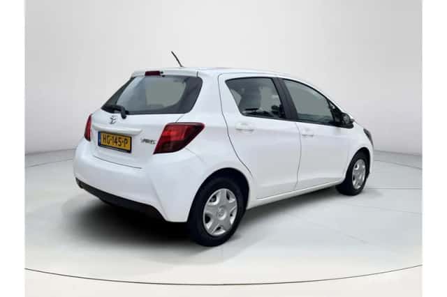 Toyota Yaris (2015) thumbnail 5