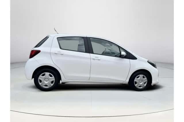 Toyota Yaris (2015) thumbnail 6