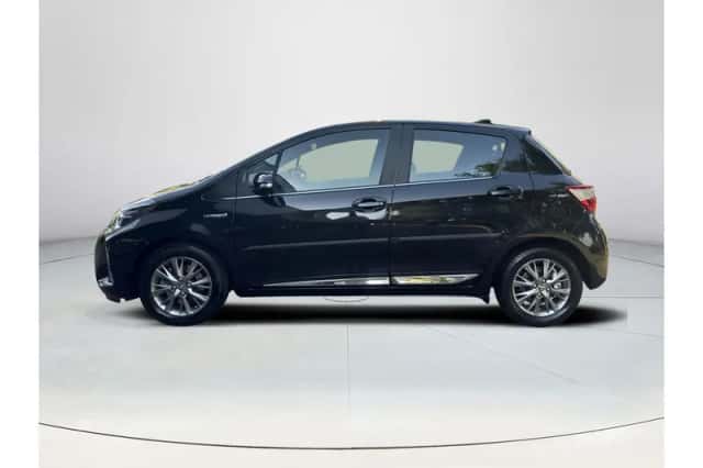 Toyota Yaris (2017) thumbnail 2